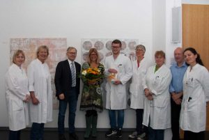 Prof. Dr. Michael Roden (3.v.l.), Vorstand am Deutschen Diabetes-Zentrum und Leiter der Deutschen Diabetes-Studie, mit Michaela Schwellnus (4.v.l.), der eintausendsten Studienteilnehmerin der Deutschen Diabetes-Studie, Studienarzt Kálmán Bódis (5.v.l.) und einem Teil des Teams des Düsseldorfer Studienzentrums. Bildquelle: DDZ