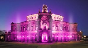 Simulation der lila illuminierten Dresdner Semperoper. Fotomontage: Uniklinikum Dresden