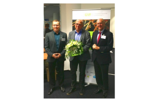 Prof. Dr. med. Hans Konrad Biesalski hat den GVF-Forschungspreis erhalten. GVF-Vorsitzender Prof. Dr. Marc Birringer (li.) und GVF-Vorstandsmitglied Prof. Manfred Eggersdorfer (re.) gratulierten. Foto: Sonja Jost