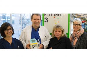 Angelika Ackermann und Dr. Heiko Billing von der Dialysestation mit Gisela Boller und Elke Behler von Dachtel hilft kranken Kindern e.V. (Foto: Philipp Nährig)