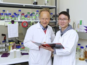 Prof. Dr. Marcus Groettrup und Dr. Jun Li, Foto: © Universität Konstanz