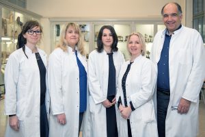Die Arbeitsgruppe um PD Dr. Ivonne Bazwinsky-Wutschke (2.v.l.) und Prof. Dr. Faramarz Dehghani (r.), Foto: Universitätsklinikum Halle (Saale)