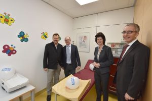 Prof. Albrecht, Medizinischer Vorstand; CRTD-Direktor Prof. Bonifacio; Staatsministerin Dr. Stange und Prof. Berner, Direktor Uni-Kinderklinik, in einem Untersuchungsraum des Studienzentrums. Foto: Uniklinikum Dresden / Holger Ostermeyer