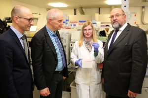 Beim Unternehmensrundgang: Prof. Christian Junghanß, Stefan Miltenyi, Mitarbeiterin Julia Batzke und Wirtschaftsminister Harry Glawe (v.l.). Foto: Wirtschaftsministerium MV/Norbert Fellechner