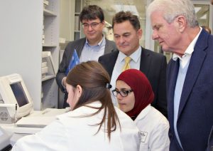 Dietmar Hopp (r.) lässt sich von HI-STEM-Wissenschaftlerinnen die neuesten Ergebnisse zeigen. Außerdem dabei: Der DKFZ-Vorstandsvorsitzende Michael Baumann (l.) sowie HI-STEM-Direktor Andreas Trumpp (M.). Quelle: Jutta Jung/DKFZ