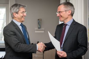 Rektor Prof. Dr. Hans Müller-Steinhagen (l.) übergibt im Rektorat der Technischen Universität Dresden (TU Dresden) Professor Prof. Hanno Glimm die Ernennungsurkunde für die Professur für "Translationale Medizinische Onkologie" am Nationalen Centrum für Tumorerkrankungen (NCT) Dresden. Foto: © André Wirsig für NCT Dresden