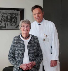 Johanna Henk unterstützt die medizinische Forschung am UKD. Prof. Dr. Christian Rump, Direktor der Klinik für Nephrologie, ist dankbar für dieses Engagement. Foto: UKD/Timmermann.