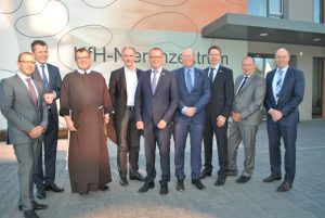 v.l.n.r.: Dr. Jurij Ribel, Ärztlicher Leiter KfH-Nierenzentrum Bad Kreuznach Dr. Thorsten Walther, Ärztlicher Leiter KfH-Nierenzentrum Bad Kreuznach Bruder Bonifatius Faulhaber, Vorstandsvorsitzender Franziskanerbrüder vom Heiligen Kreuz Martin Rieger, Geschäftsführer sander.hofrichter architekten GmbH Joachim Domann, Kaufmännischer Vorstand Franziskanerbrüder vom Heiligen Kreuz Prof. Dr. Dieter Bach, Vorstandsvorsitzender KfH Dr. Matthias Bussmann, Medizinischer Vorstand Franziskanerbrüder vom Heiligen Kreuz Dr. Boris Rapp, Vorstandsmitglied KfH Christoph Haake, Beauftragter des Vorstands KfH, Foto: KfH