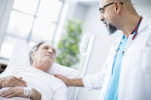 Arzt mit schwer krankem Patient