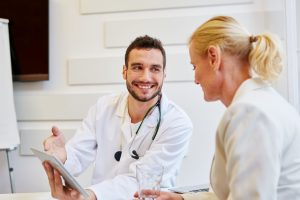 Arzt in Sprechstunde mit Patientin