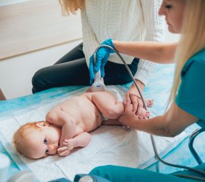 Ultraschalluntersuchung bei Hüftdysplasie, Foto: © romaset - Fotolia.com