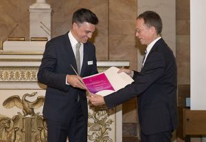 Preisträger Dr. med. Sebastian Theurich (links) mit seinem Laudator Prof. Hasenfuß (Universität Göttingen). Foto: Theodoro da Silva
