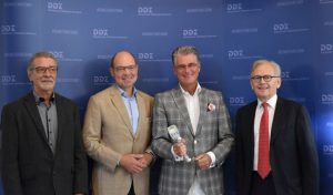 Starker Einsatz für Menschen mit Diabetes: (von links) Martin Hadder, Deutsche Diabetes-Hilfe - Menschen mit Diabetes (DDH-M) Vorsitzender des Landesverbandes NRW, Andreas-Paul Stieber, Ratsherr und Vorsitzender des Gesundheitsausschusses der Landeshauptstadt Düsseldorf, Schirmherr der Veranstaltung, Prof. Dr. Andreas Meyer-Falcke, Beigeordnete für Gesundheit der Landeshauptstadt Düsseldorf und Prof. Dr. Michael Roden, Vorstand des Deutschen Diabetes-Zentrums. Foto: DDZ