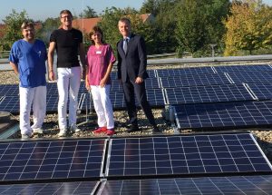 Über die Nutzung der Sonnenenergie für die Dialyse freuen sich Markus Hüttenberger (leitende Pflegekraft), Dr. med. Rüdiger Krallinger (leitender Arzt), Teamleiterin Petra Lang sowie Verwaltungsleiter Stefan Fuchs (v.l.n.r.). Foto KfH.