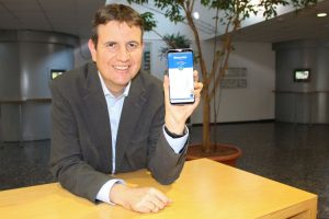 Diabetes-Management mit dem Smartphone: Prof. Dr. Stephan Weibelzahl demonstriert die GlycoRec-Benutzeroberfläche. Foto: PFH