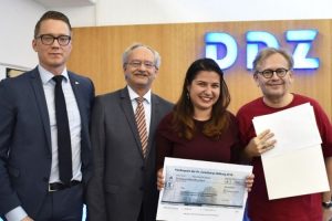 Ansgar Kentrup von der Dr. Eickelberg-Stiftung, Andreas Fidelak, Vorstand des DDZ, mit Oana-Patricia Zaharia, Preisträgerin des Förderpreises der Dr. Eickelberg-Stiftung, und Prof. Dr. Michael Roden, Vorstand des DDZ. Foto: DDZ
