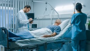 Mann im Krankenhausbett