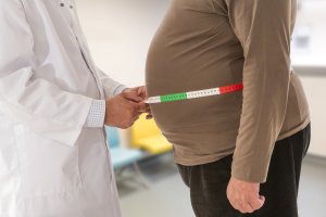Arzt misst Bauchumfang bei Patient