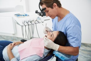Zahnarzt behandelt Patientin