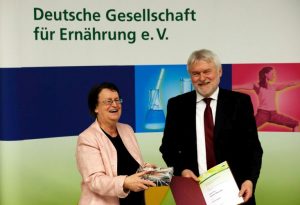 DGE-Präsidentin Prof. Ulrike Arens-Azevêdo verleiht die Ehrenmitgliedschaft an Dr. Helmut Oberritter. © DGE / Foto: Thomas Hauss