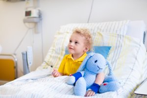 Kleiner Junge im Krankenhausbett