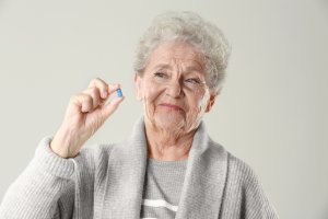 Ältere Dame mit Tablette in der Hand