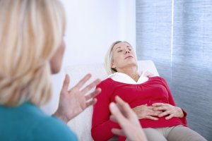 Frau bei Hypnosebehandlung