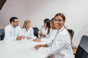 Krankenhauspersonal in einer Besprechung