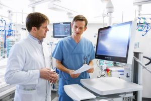 PD Dr. Tobias Bergler und Dr. Ivan Göcze (re.) auf der Intensivstation am UKR Foto: UKR/Johannes Beutler
