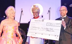 Benefiz-Gala der Ursula-Rahman-Stiftung zugunsten der Kindernephrologie am Universitätsklinikum Bonn: (v. li) Renate Blumentrath und Anisur Rahman übergeben Prof. Bernd Hoppe einen Scheck in Höhe von 45.000 Euro; Foto: © Wolfgang Gellermann