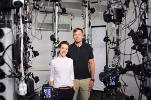 Marc Erich Latoschik und Carolin Wienrich in dem Labor, in dem 120 Kameras so viele Aufnahmen eines Menschen machen, dass sich daraus originalgetreue Avatare erstellen lassen. Foto: Jörg Fuchs