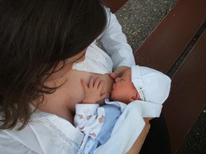 Stillende Mutter mit ihrem Kind