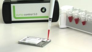 Mikrofluidische Kartusche für die Vor-Ort-Analyse. Foto: © BiFlow Systems GmbH