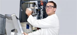 Dr. Alexander Funk vom Institut für Klinische Chemie und Laboratoriumsmedizin (IKL) der Hochschulmedizin Dresden arbeitet am neuen NMR-Gerät. Es liefert Wissenschaftlern einen Überblick über die in einer Probe enthaltenen Stoffwechselprodukte. Foto: Thomas Albrecht / Uniklinik Dresden
