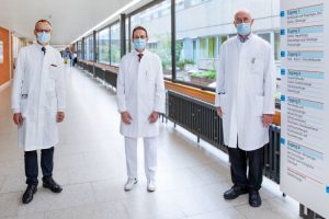 Die Professoren Heiner Wedemeyer, Johann Bauersachs und Arnold Ganser (von links). Foto: © MHH/Karin Kaiser