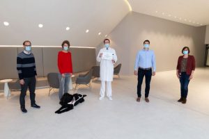 Spendenübergabe für das von-Hippel-Lindau-Projekt: (v.l.) Dr. Christian Thomas, die Vorsitzende des Selbsthilfevereins Dagmar Rath, Neurochirurg Dr. Markus Holling, Spender Jan Knabbe und Anne Albers (Neuropathologie). Foto: UKM/Marschalkowski