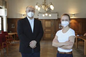 Privatdozent Dr. Niels Rochow (l.) und Dr. med. univ. Lea Kahlenberg erhalten den diesjährigen Forschungsförderpreis der NÜRNBERGER Krankenversicherung. Foto: Giulia Iannicelli / Klinikum Nürnberg