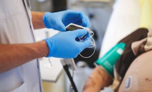 Voll automatisierte Closed-Loop-Systeme kontrollieren und korrigieren den Blutzuckerspiegel bei Diabetespatientinnen und -patienten automatisch. Foto: Inselspital, Universitätsspital Bern