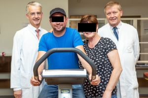 Erfolgreiche Lebendspende: Mutter Heike L. spendet ihrem Sohn Jens eine Niere (Mitte). Die Professoren Lammert (links) und Klempnauer freuen sich mit ihnen. Es war die 15.000. Transplantation an der MHH. Foto: Karin Kaiser / MHH