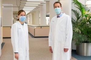 Neue Ambulanz in der Klinik für Anästhesiologie, operative Intensivmedizin und Schmerztherapie am UKM: Direktor Prof. Dr. Alexander Zarbock und Ambulanz-Leiterin Privat-Dozentin Dr. Melanie Meersch-Dini. Foto: UKM