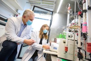 Prof. Matthias Geyer, Direktor des Instituts für Strukturbiologie am UKB, und Doktorandin Ines Kaltheuner bei der Proteinaufreinigung. Foto: J.F. Saba / UKB