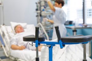 Physiotherapeutische Frührehabilitation auf der Intensivstation. Das Autorenteam einer Versorgungsstudie zu den Langzeitfolgen der Sepsis mahnt spezifische Nachsorgekonzepte an. Foto: Anna Schroll/UKJ