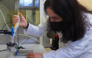 Dr. Parvaneh Rahimi zeigt die Elektrode mit dem neuartigen Sensormaterial. Foto: T. Göpfert / TU Bergakademie Freiberg