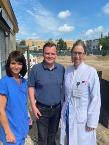 Professor Dr. med. Sylvia Stracke (rechts), Katrin Gaede (leitende Pflegekraft) und Stephan Lutz (kaufmännischer Leiter) freuen sich über den Start der Baumaßnahmen. Foto: KfH.