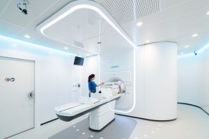 Ein Patient wird für die Therapie im Magnetresonanz-Linearbeschleuniger (MR-LINAC) vorbereitet. Foto: UKD/Kirsten Lassig
