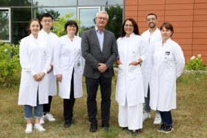 Die IRI Lab Arbeitsgruppe von PD Dr. Elke Eggenhofer (3.v.re.) zusammen mit Prof. Dr. Edward Geissler (Mitte). Foto: Klaus Völcker, UKR