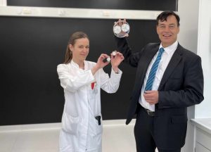 Prof. Barbara Ludwig und Prof. Stefan Bornstein zeigen die Prototypen des Bioreaktors, in dem Betazellen beispielsweise des Schweins verpackt sind und so vor den Abwehrmechanismen des menschlichen Körpers geschützt. Foto: Annechristin Bonß / Hochschulmedizin Dresden