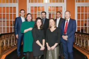 v.l.: Dr. Michael Bockmayr, Klinik und Poliklinik für Pädiatrische Hämatologie und Onkologie, Wissenschaftssenatorin Katharina Fegebank, Johanna Steingröver, Klinik und Polik. Foto: Axel Kirchhof / UKE