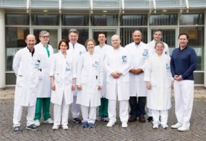 Das Team des Universitären Transplantationszentrums Regensburg (v.li.): Prof. Zecher, Prof. Graf, PD Dr. Geis, Prof. Banas, Dr. Schmidt, Prof. Brunner, Prof. Werner, Prof. Scherer, Dr. Götz, Prof. Hackl und Prof. Schlitt. Foto: Johannes Beutler / UKR