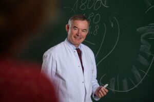 Prof. Dr. Christoph Wanner war fast 30 Jahre lang als Leiter der Nephrologie in der Medizinischen Klinik und Poliklinik I am Universitätsklinikum Würzburg in der Behandlung, Forschung und Lehre rund um die Niere beschäftigt. Foto: Daniel Peter / UKW